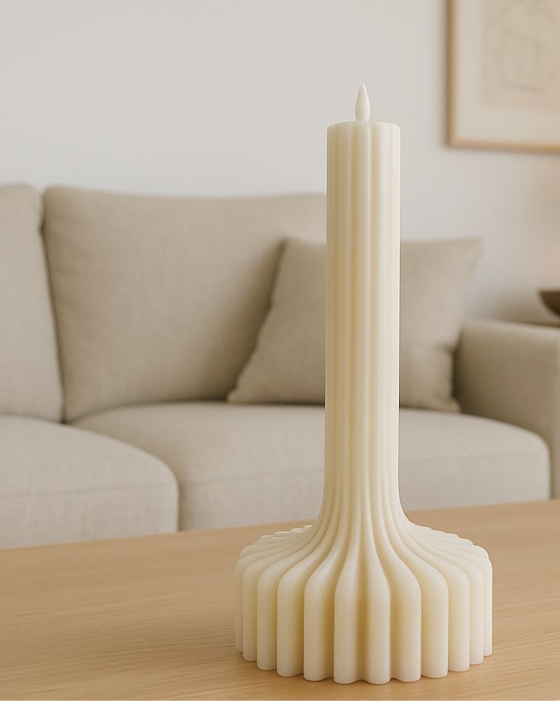 candelea astra di design in cera vegetale con base circolare e stelo che si slancia