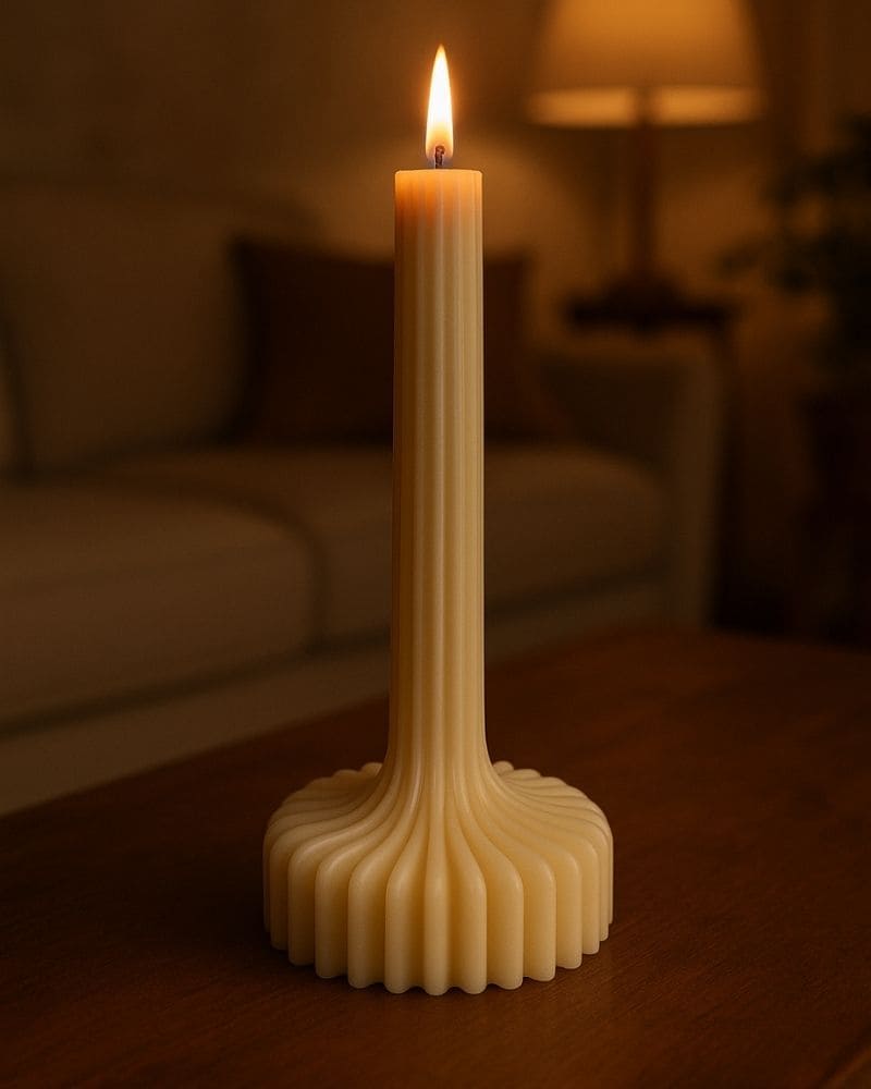 candela astra in cera vegetale in ambiente con luce soffusa.