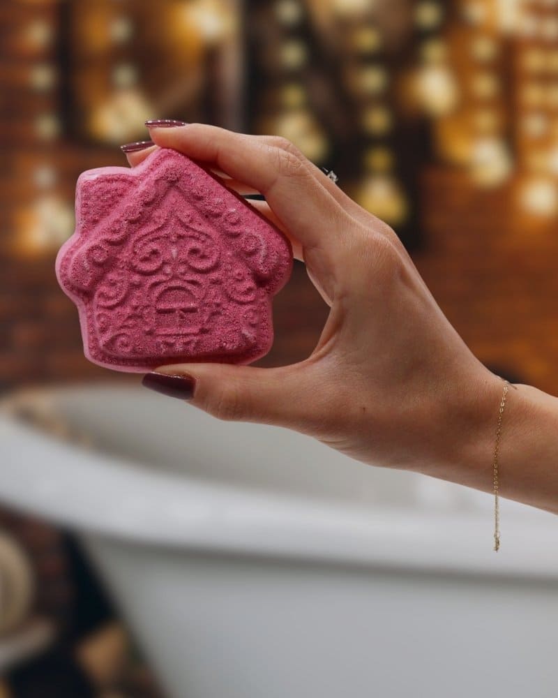 Frizzante da bagno a forma di casetta pan di zenzero rossa – Gingerbread Town