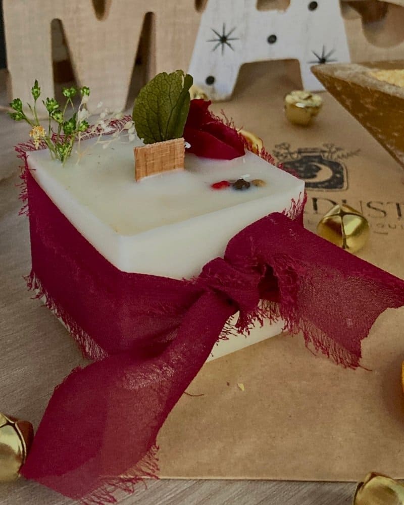 Candela profumata artigianale Notte Magica in cera di soia con fiocco in chiffon rosso e dettagli naturali, idea regalo natalizia