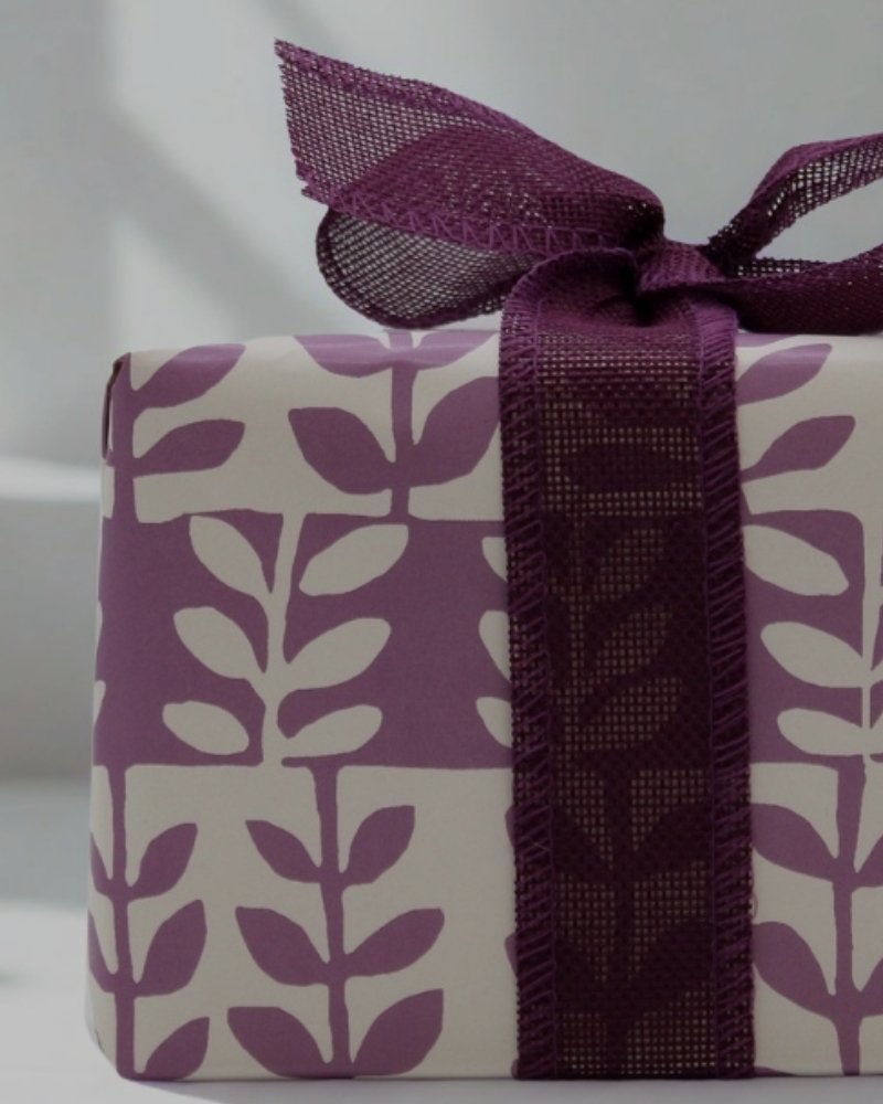 Confezione regalo con candela profumata e frizzanti da bagno artigianali Agnes & Cat