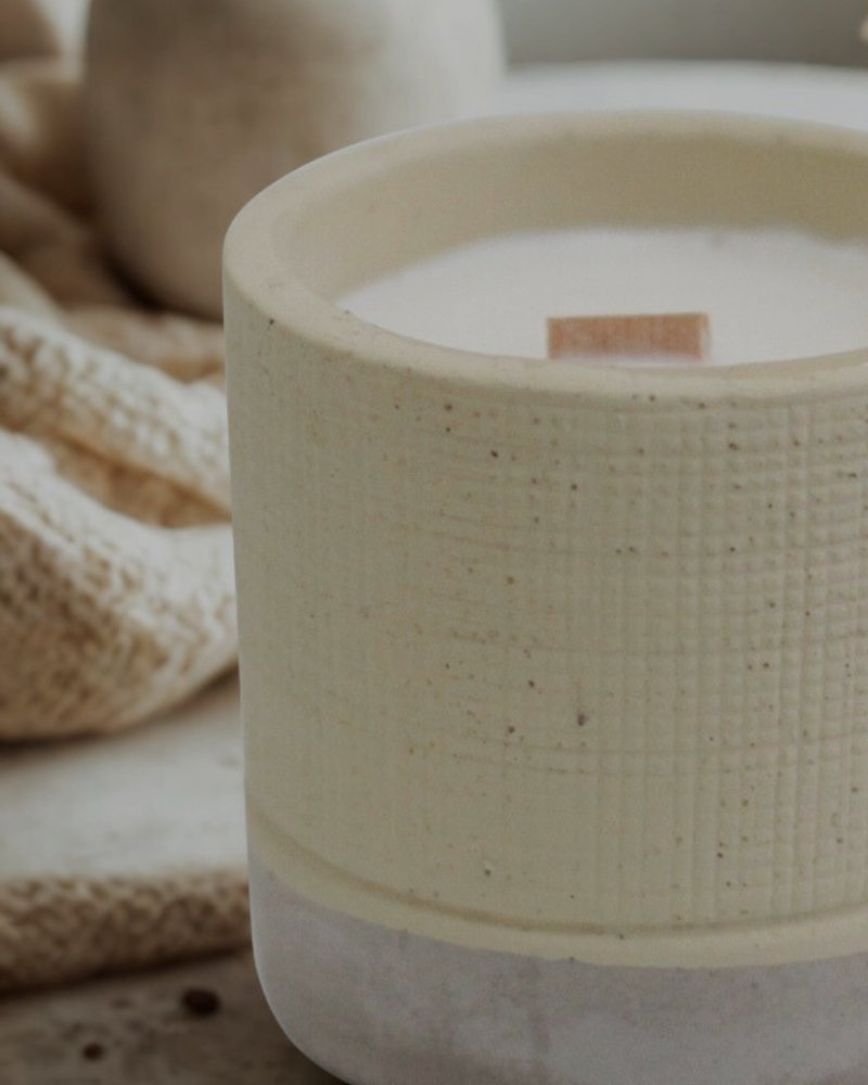 Candela profumata al caffè in cera di soia con contenitore ston effect, dettaglio industrial