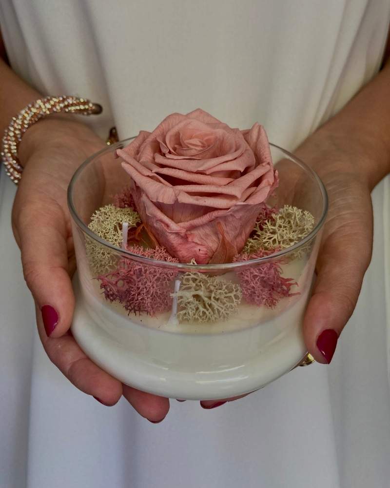 Candela in cera vegetale colata a mano con rosa stabilizzata, muschio decorativo e stile elegante