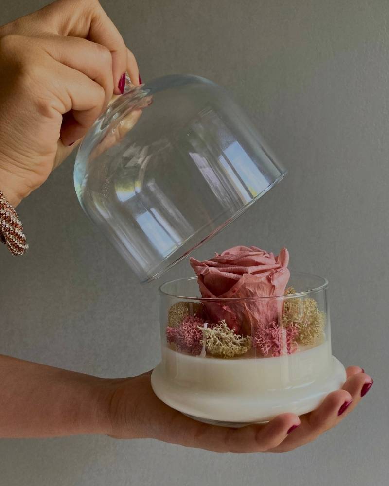 Candela artigianale luxury con campana in vetro sollevata, rosa e muschio stabilizzati