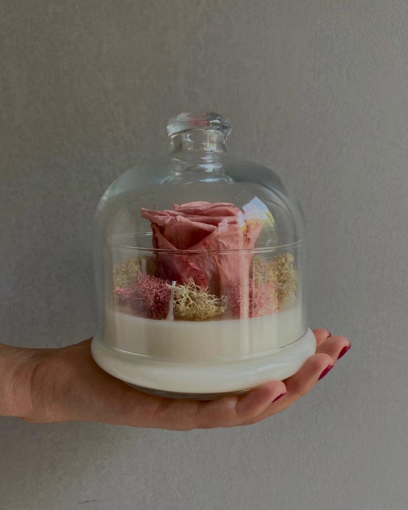 Candela artigianale Eternal Bloom sotto campana di vetro, rosa rosa e muschio naturale, idea regalo romantica
