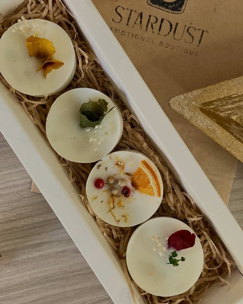 tart botaniche profumate "Gioiellini" in cera di soia colata a mano decorate con fiori ed elementi natalurali nella confezione regalo natalizia.