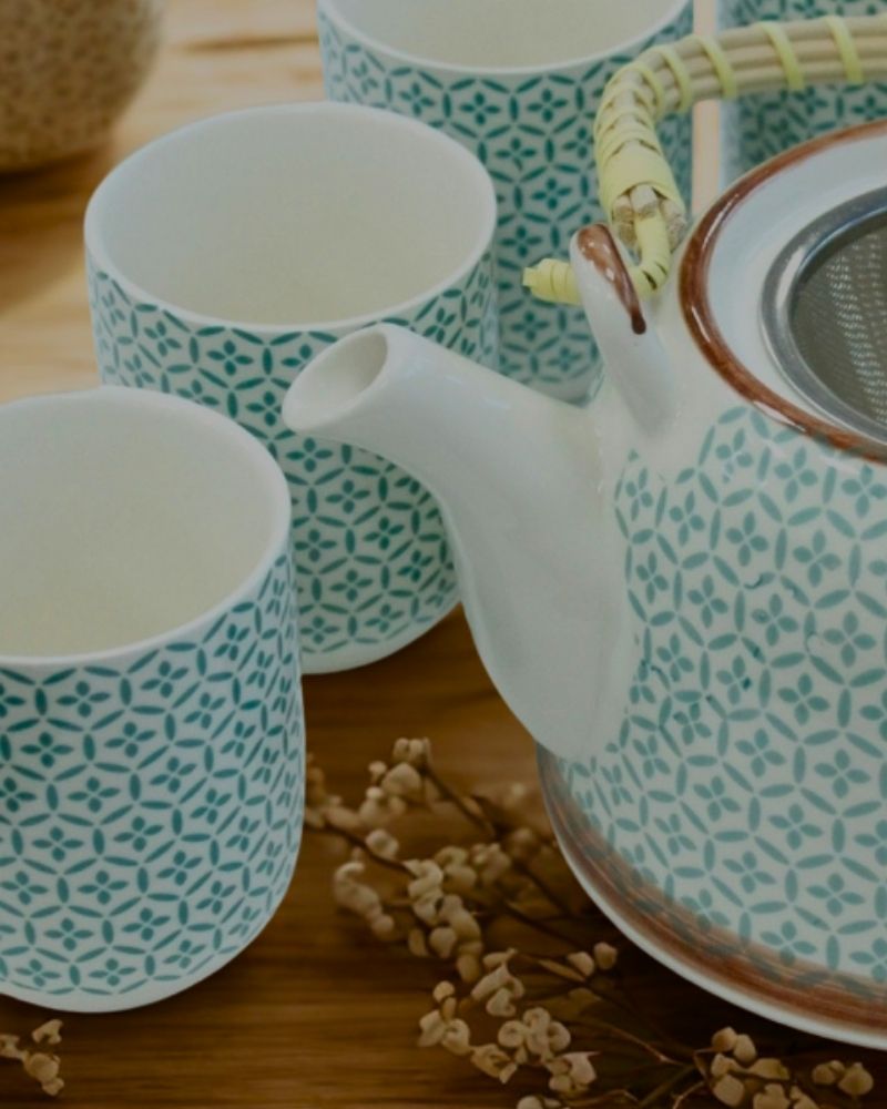Set da tè con teiera decorata e bicchieri coordinati – eleganza per infusi e momenti di relax.