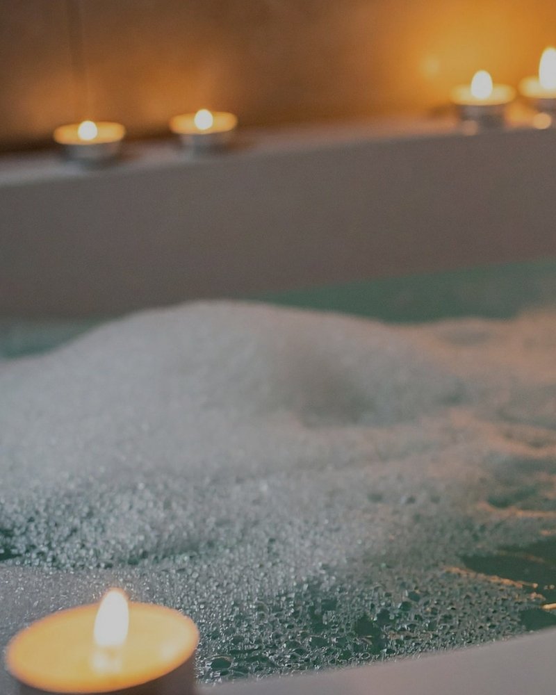vasca da bagno con schiuma e candele